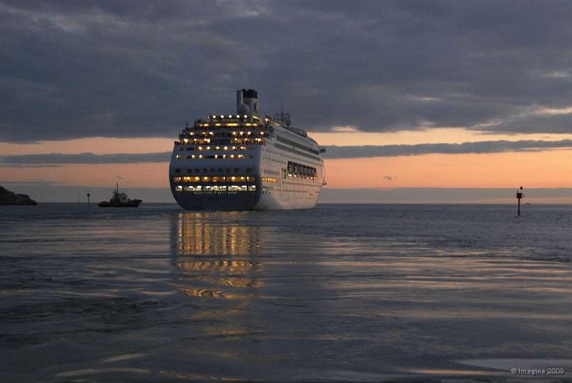 89- Le Pacific Dawn quitte Noumea escorte d'un remorqueur.JPG